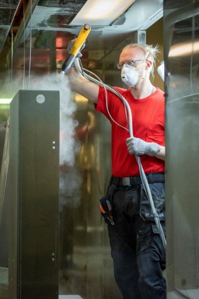 Pulvermålning med automatisk lackeringsbox samt manuell målning 